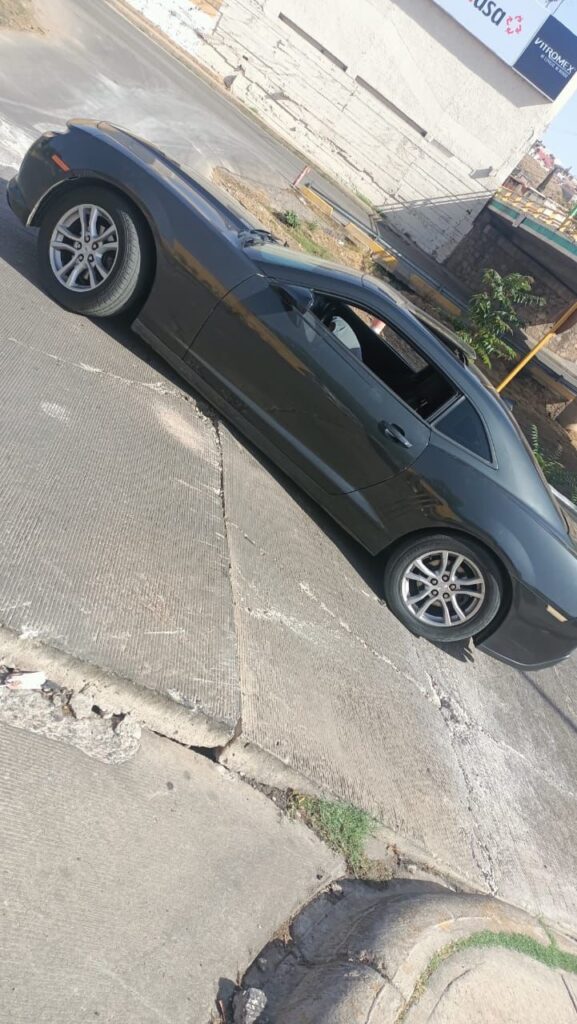 Vehículo queda “encampanado” por desnivel en pavimento en la Vialidad del Río
