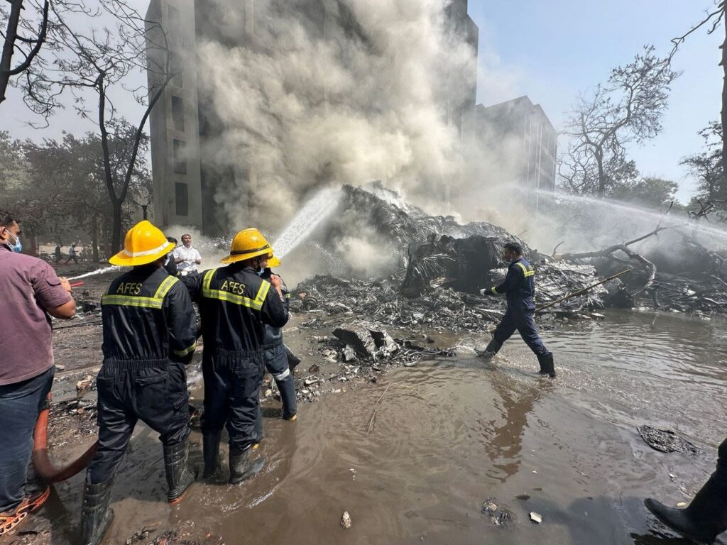 Avión con 242 personas a bordo se estrella tras despegar en la India