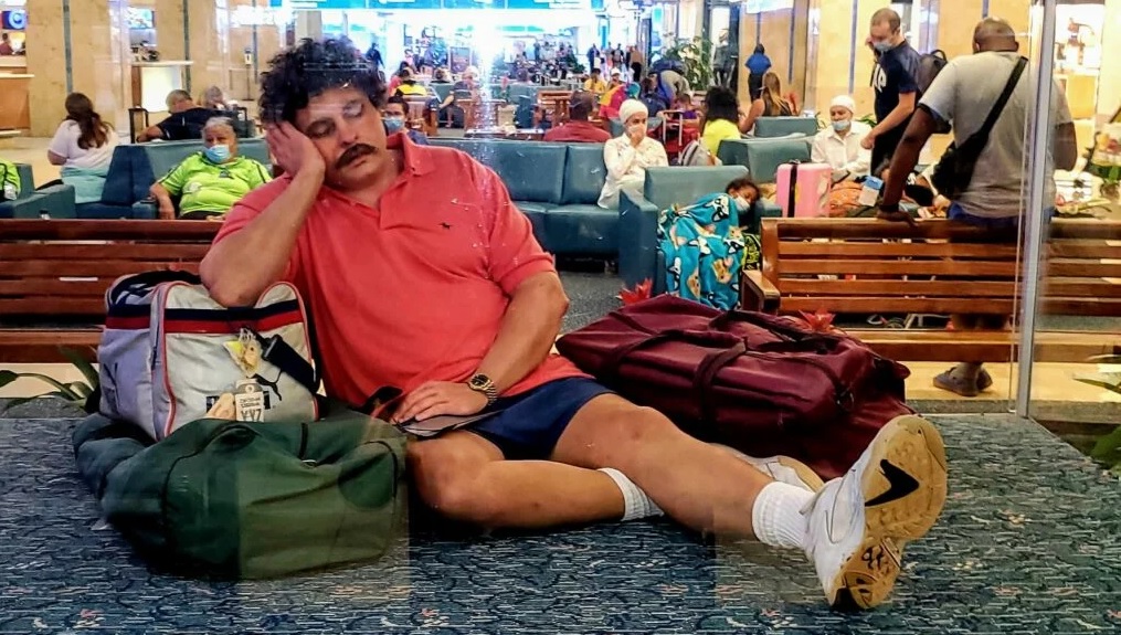 VIDEO: El “viajero” que no despierta: La estatua hiperrealista que desconcierta a millones en el aeropuerto de Orlando