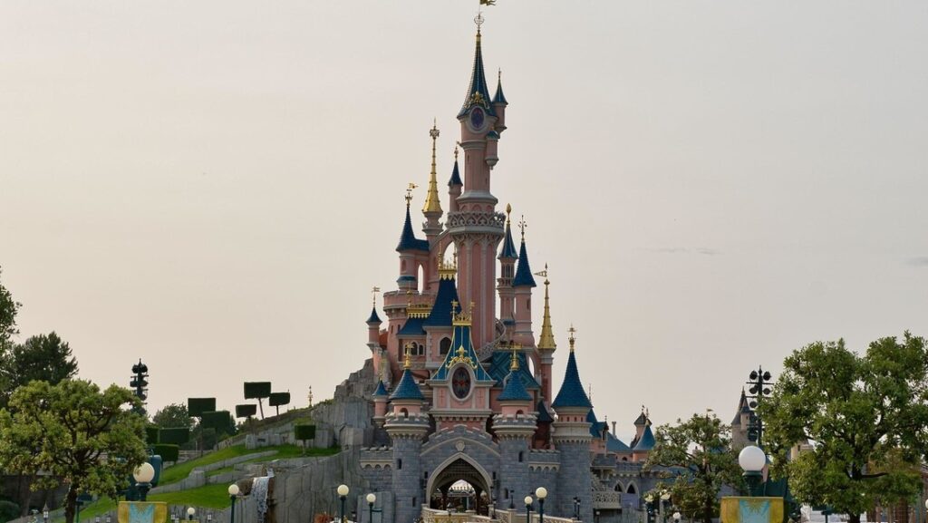 Alquilan Disneyland París para celebrar una boda, la novia era una niña de 9 años