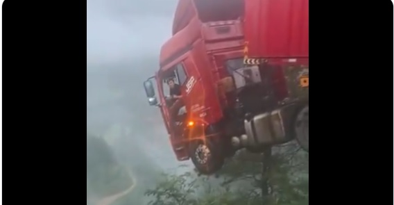 VIDEO: Camión queda colgando con el conductor atrapado en el aire, tras colapso de un puente en China