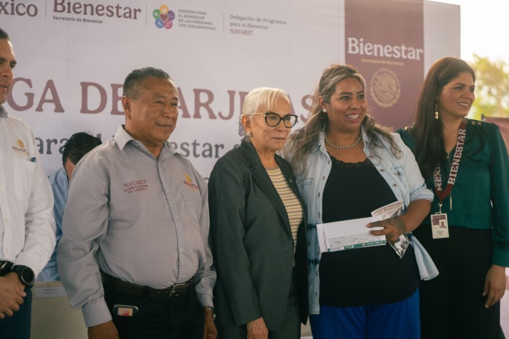 Beatriz Estrada Martínez, entrega tarjetas a derechohabientes del programa Pensión para el Bienestar de las Personas con Discapacidad, en Compostela.