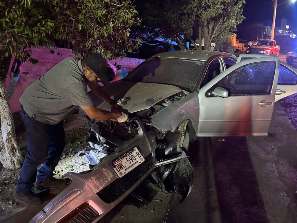 Pierde joven el control de su vehículo y causa destrozos contra arbolada cerca de Bomberos