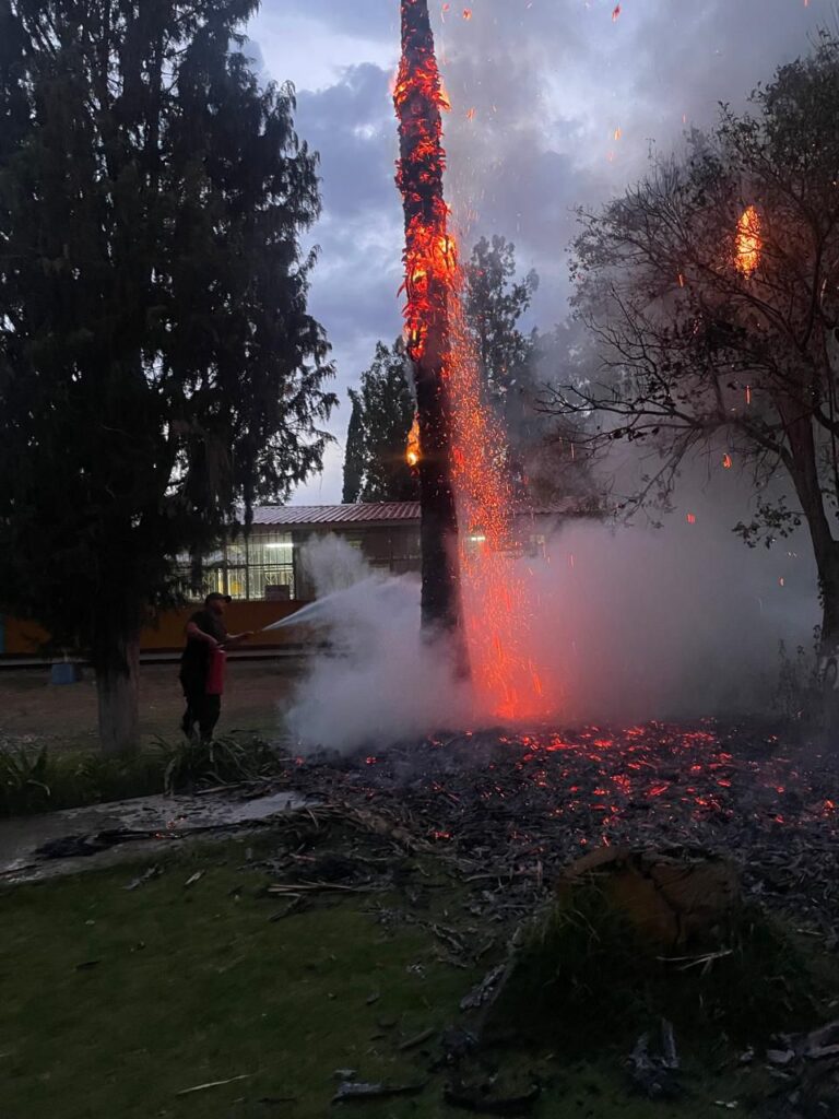 Incendio en primaria de Las Nieves, Ocampo, tras caída de rayo