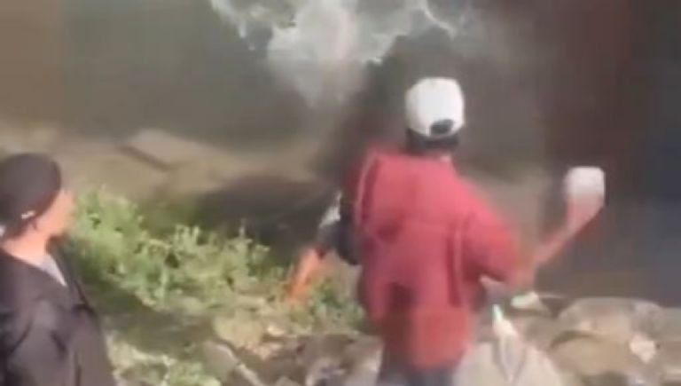 Vídeo: Par de ‘Cholos’ atacan brutalmente con enormes piedras a un hombre