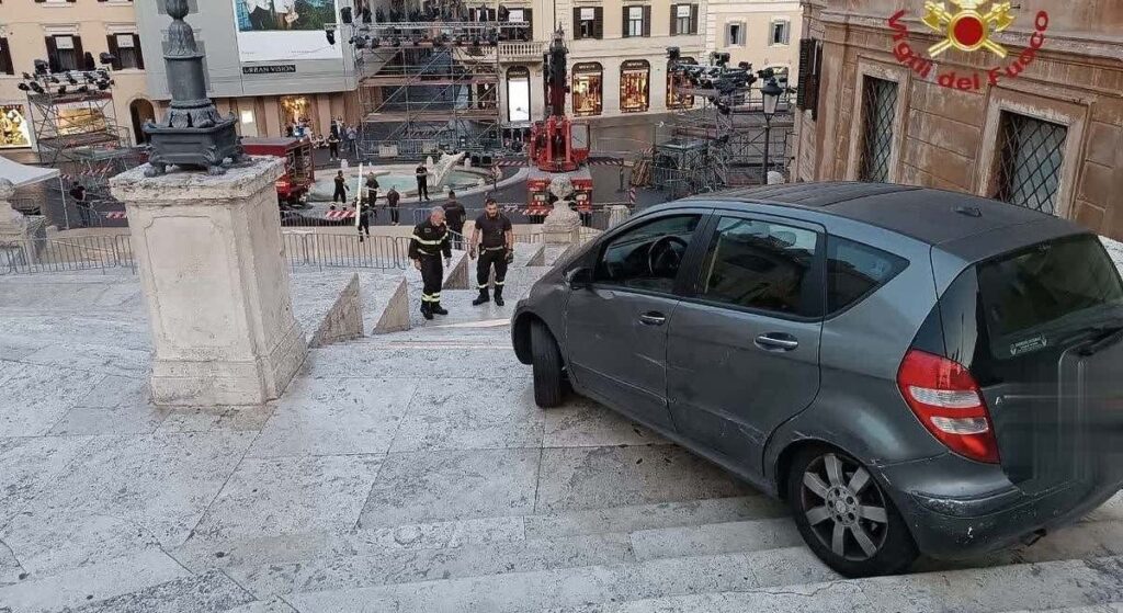 VIDEO: Abuelito terminó atrapado en su Mercedes en las escaleras de la Plaza de España