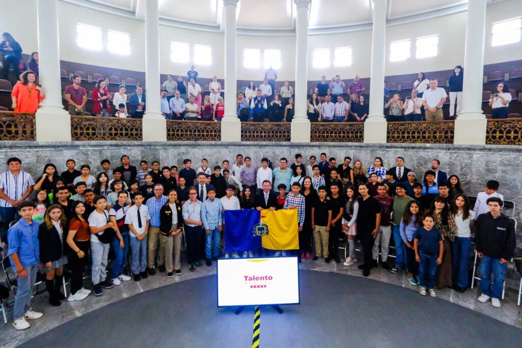 Jalisco abandera a 91 estudiantes que representarán a México en el reto mundial de matemáticas en Singapur