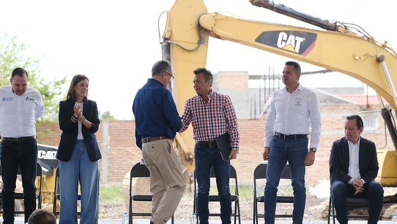 Impulso a vivienda social y apoyo a productores de miel en Jamay