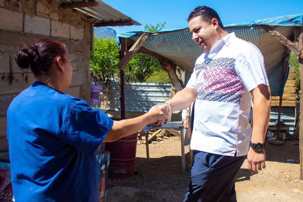 Entregan en Santa Bárbara apoyo en  láminas a familia vulnerable