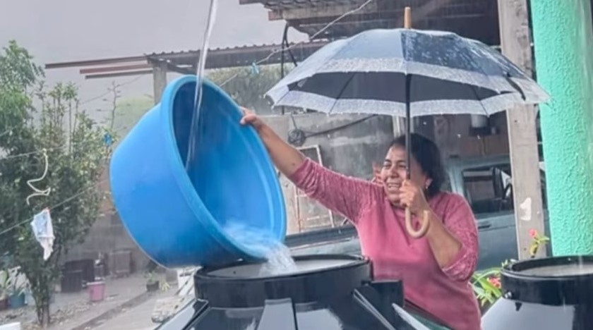 VIDEO: Mujer aprovecha lluvia para llenar tinaco