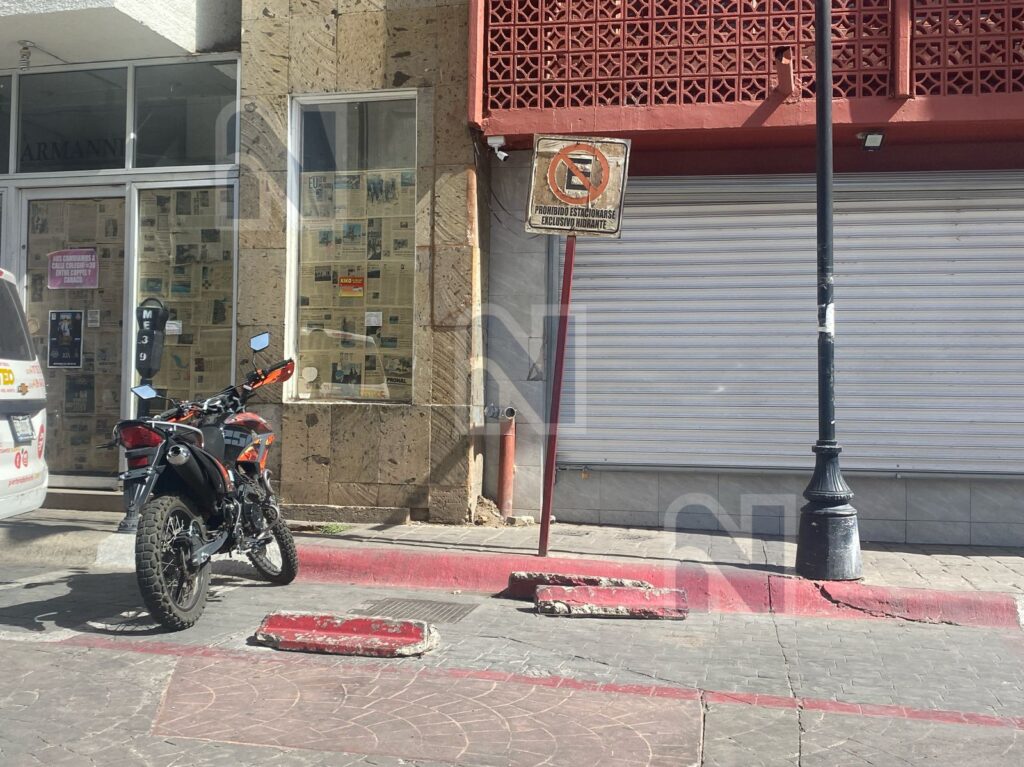 Motocicleta bloquea hidrante en zona centro de Parral