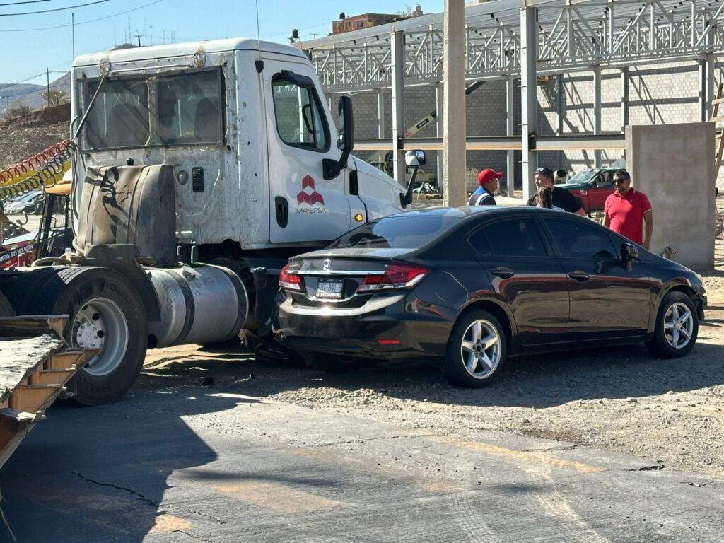 Tráiler provoca choque en la transitada Niños Héroes; solo daños materiales