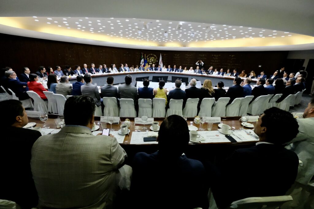 Pablo Lemus presenta avances económicos y agenda rumbo al Mundial 2026 ante la Cámara de Comercio de Guadalajara