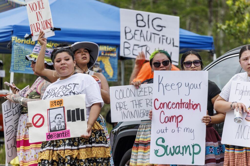 Protestan en EE. UU. contra la cárcel migratoria ‘Alligator Alcatraz’