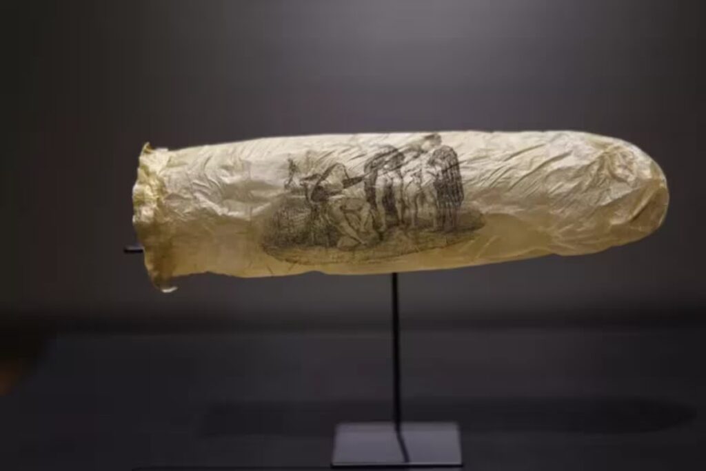 Exhiben condón de casi 200 años hecho con intestino de oveja