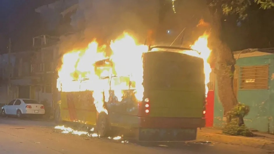 Incendian camión con 5 cuerpos en Acapulco, Guerrero
