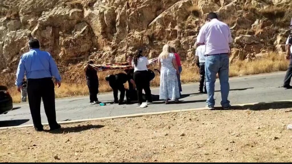 Ciudadanos brindan auxilio a joven motociclista accidentado ante tardanza de ambulancia