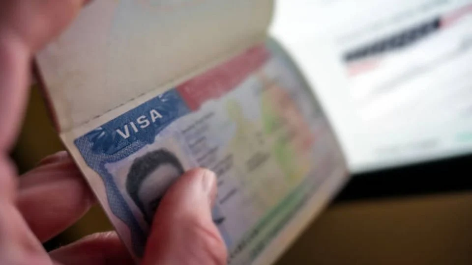 EE.UU. impone restricciones de visa a familias y colaboradores de narcotraficantes