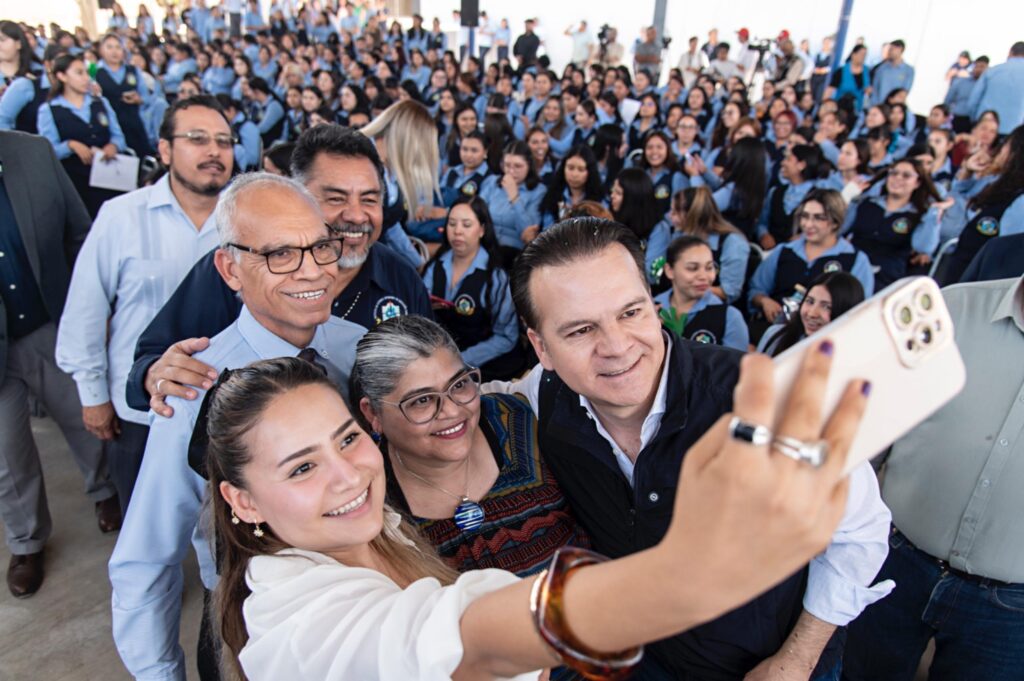 Reconocen maestras y alumnos de la Región Laguna el apoyo de Esteban a la educación con obras que mejoran su formación