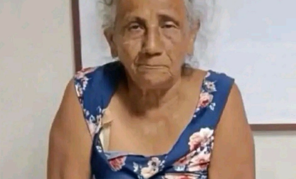 VIDEO: AbuelIta piere la paciencia y ataca con un cuchillo a un predicador en pleno autobús