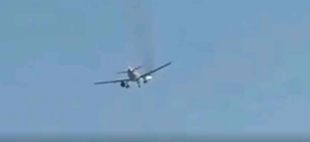 VIDEO: ¡Chispas en el cielo! Vuelo de American Airlines regresa de emergencia tras falla en motor