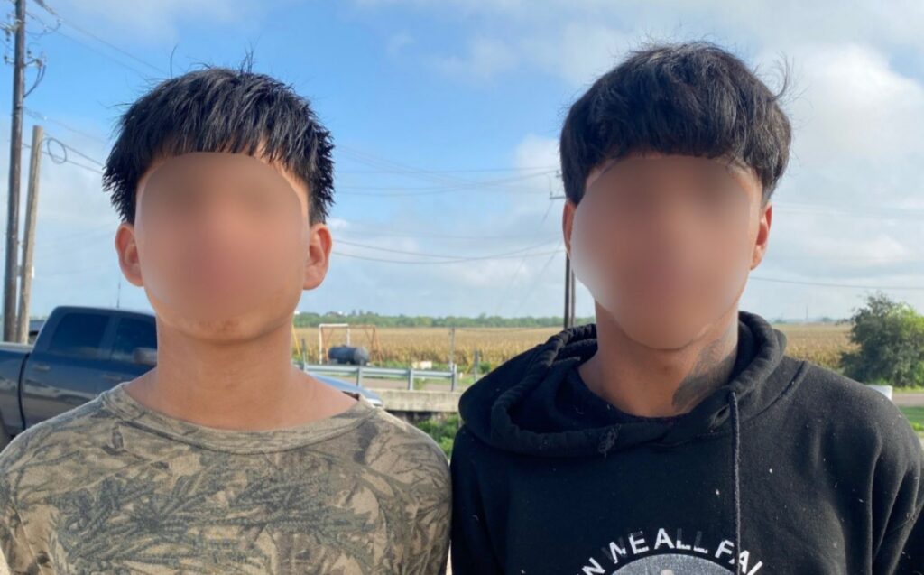 Detienen a 2 menores de edad mexicanos en Texas por traficar migrantes