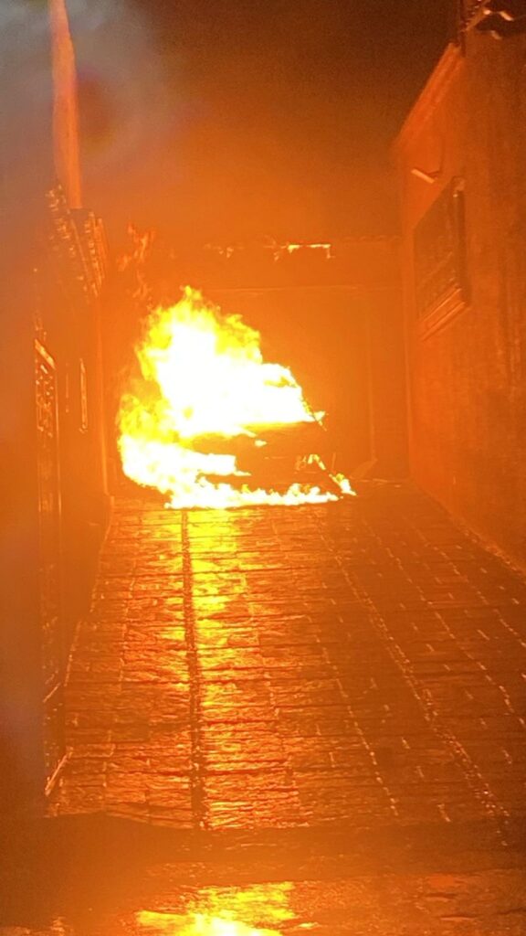Vehículo en llamas moviliza a Bomberos en la colonia El Parque