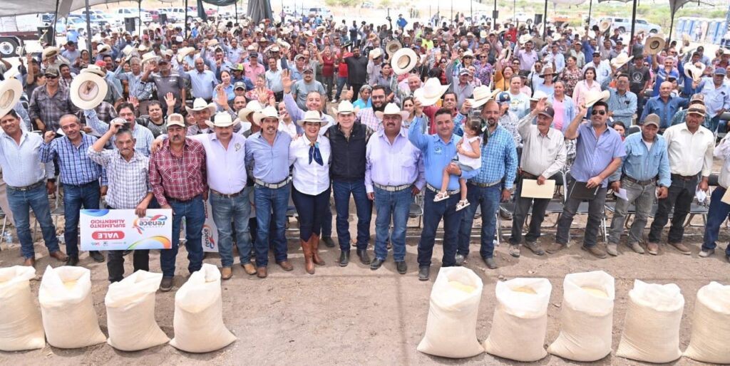 Esteban entrega 260 toneladas de suplemento alimenticio en apoyo a más de mil ganaderos de Hidalgo, Indé y Ocampo