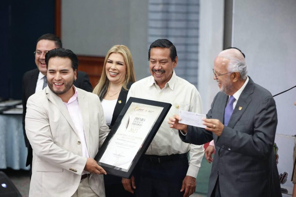 Premia Congreso y Gobierno de Nayarit a periodistas
