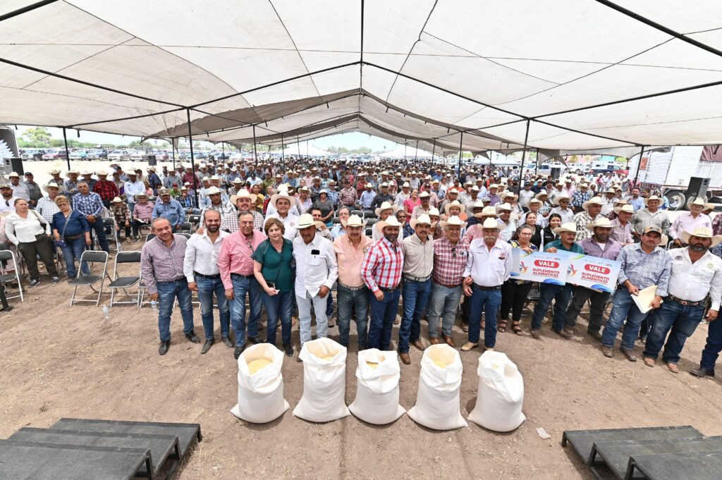 Esteban respalda a productores de San Juan del Río con 250 toneladas de alimento para ganado