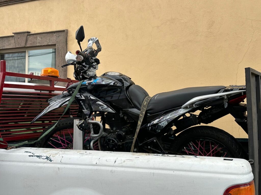 Motociclista resulta lesionado tras choque contra un Tida en la Héroes de la Revolución