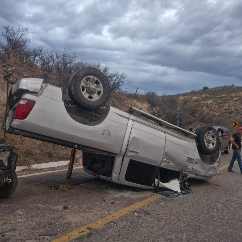 Camioneta vuelca cerca de Casita; afortunadamente no hubo heridos