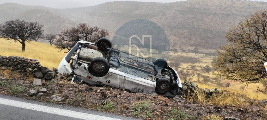 Lluvia provoca volcadura en la carretera Parral-Guadalupe y Calvo