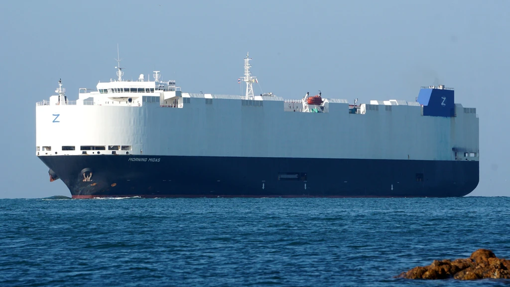 Se incendia barco que transportaba 3 mil autos de China a México
