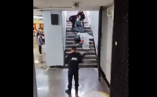 VIDEO: Policías arrastran a indigente y desatan fuerte polémica en redes