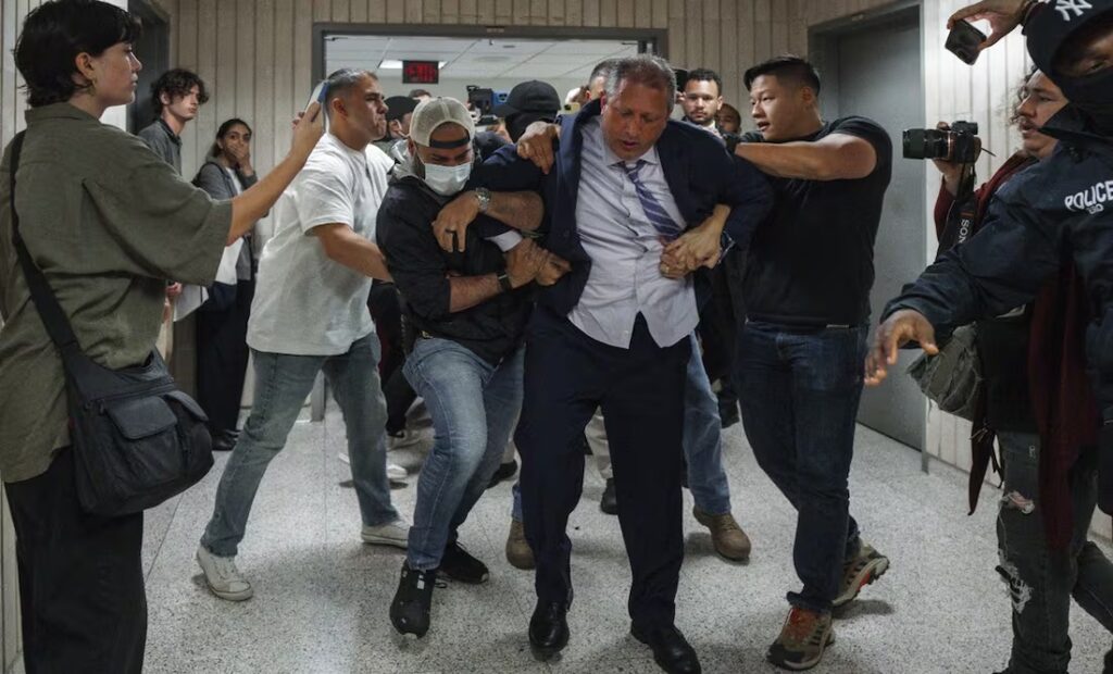 Arrestan en tribunal de inmigración a Brad Lander, candidato demócrata