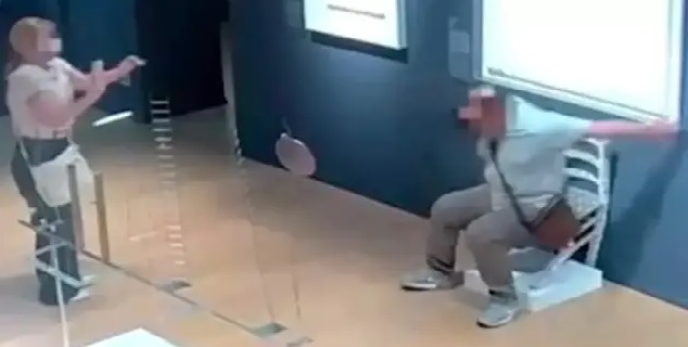 VIDEO: Destruye una obra de arte por una selfie: turista rompe silla de Swarovski inspirada en Van Gogh
