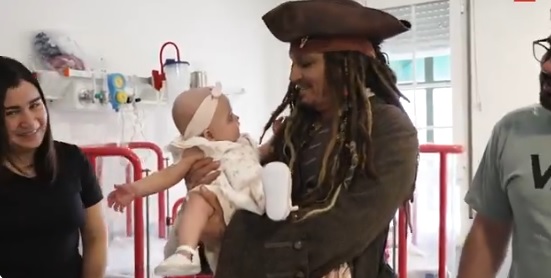 VIDEO: ¡El capitán Jack Sparrow! Johnny Depp sorprende a niños con cáncer en hospital infantil