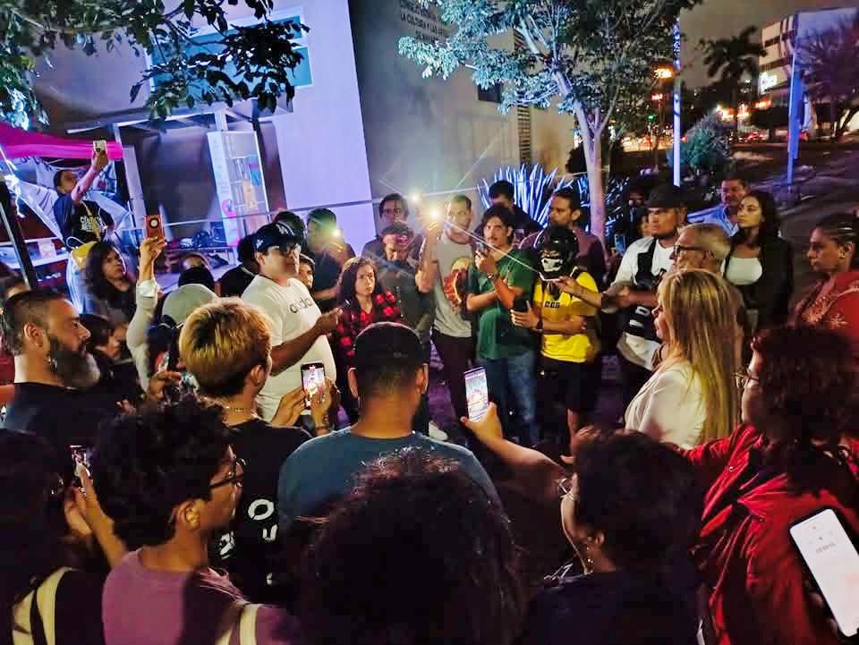 Dialoga gobierno del estado con manifestantes afuera de la escuela de música