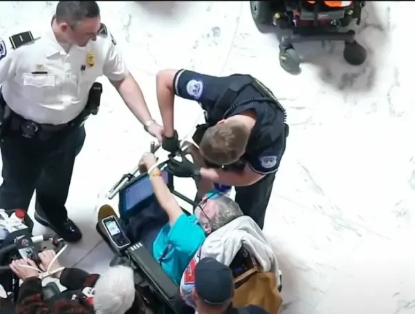 Detienen a activistas en sillas de ruedas que protestaban en el Capitolio de EU