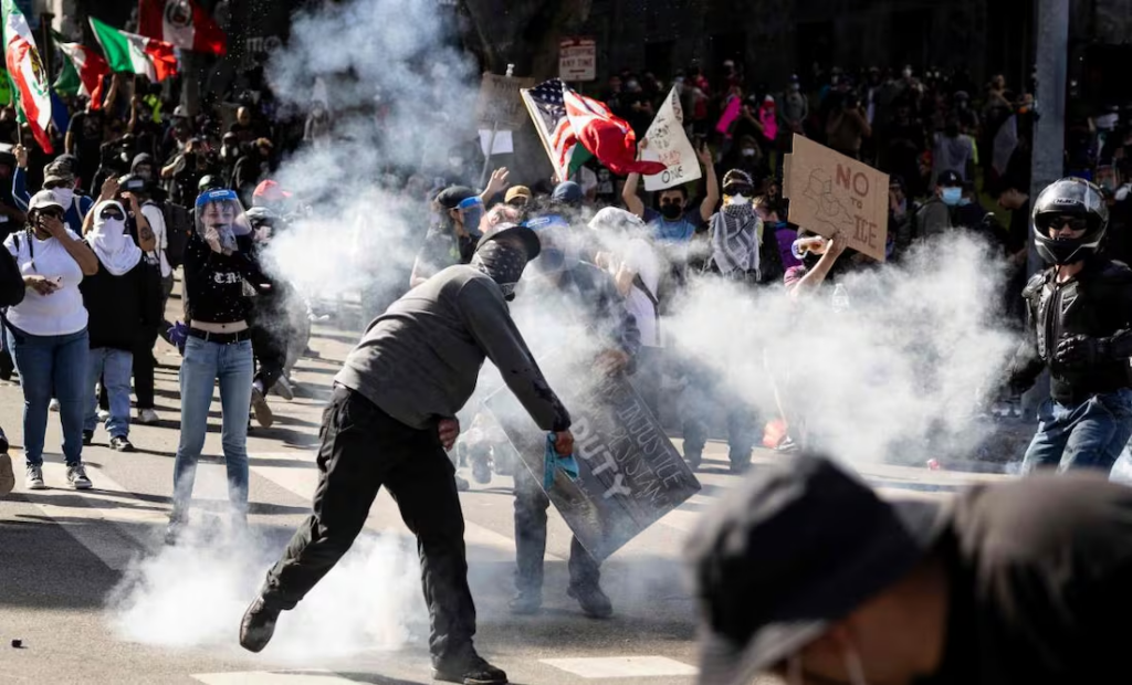Dispersan manifestaciones contra Trump con gas lacrimógeno y declaran toque de queda en LA