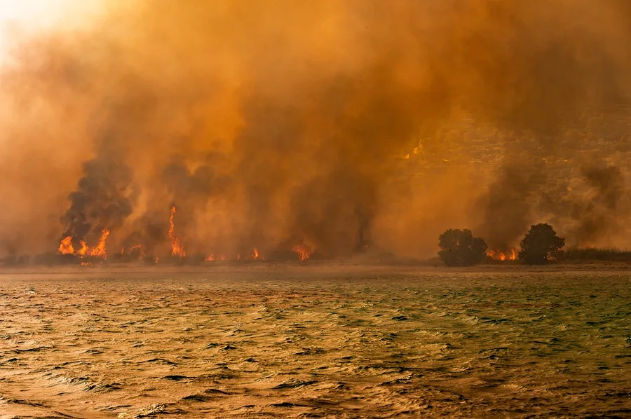 Gran incendio a las afueras de Atenas obliga a evacuar a cientos de personas