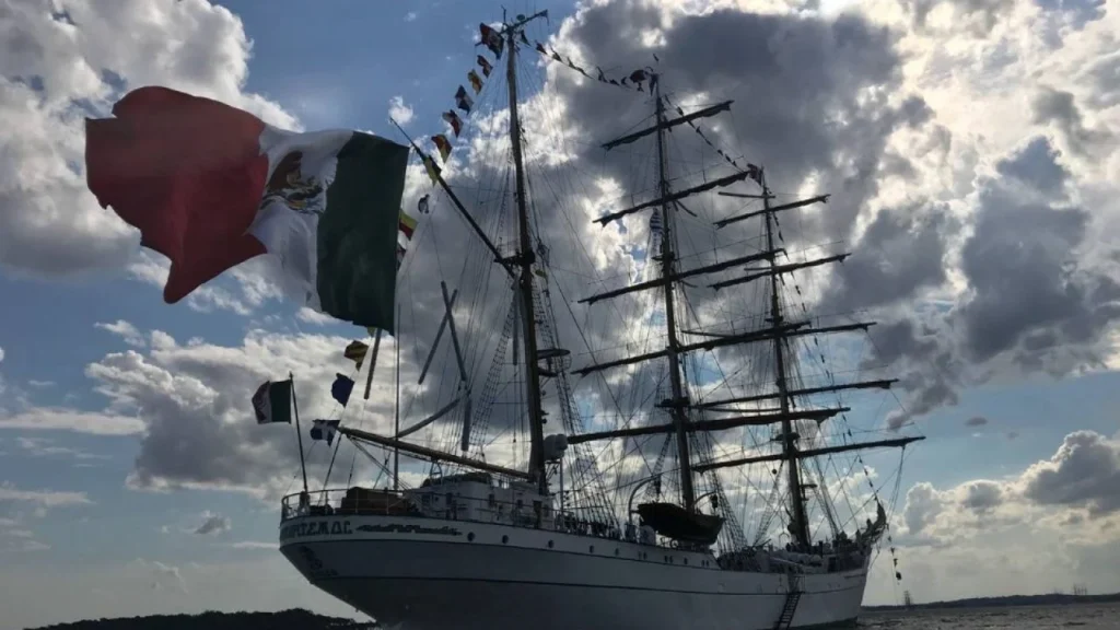 Buque Escuela Cuauhtémoc es trasladado a Brooklyn para reparación
