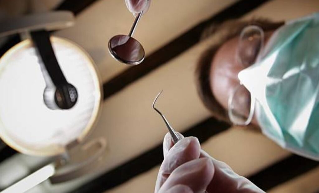 Detienen a joven que fingía ser dentista tras aprender con tutoriales en internet
