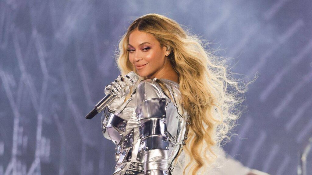 VIDEO: En pleno concierto a Beyoncé se le cayó el pantalón