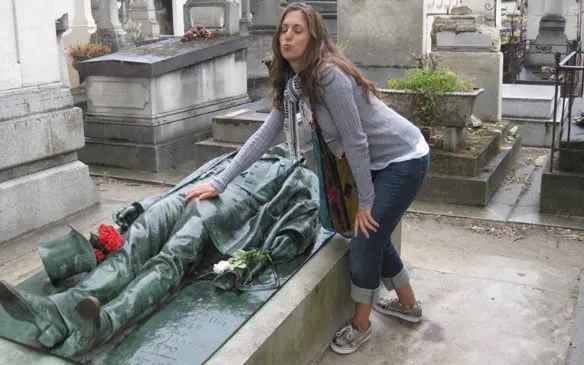 La tumba de Victor Noir: el ritual que promete salvar tu relación y un embarazo