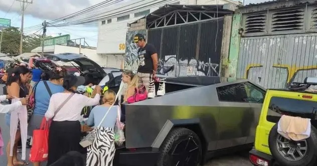 Cybertruck se convierte en puesto de ropa en un tianguis