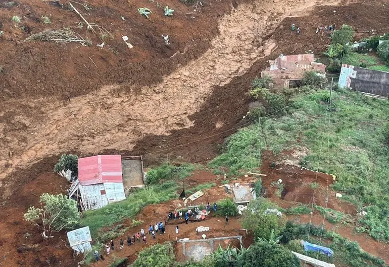 VIDEO: Deslizamiento de tierra en Colombia deja 8 muertos y 10 desaparecidos