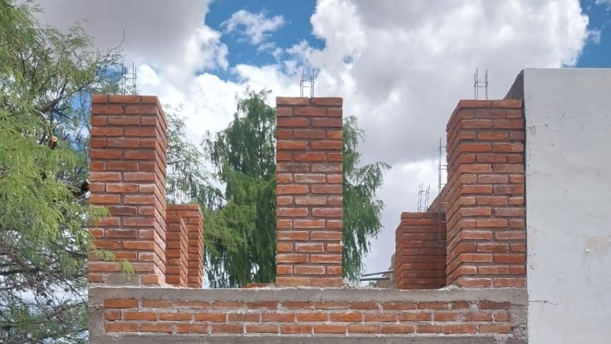 Construyen campanario en iglesia de la comunidad de Cueva Blanca