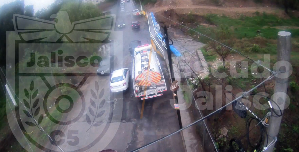 Motociclista es arrastrada por la corriente en Zapopan